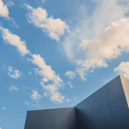 there is some cloud in the sky over a building