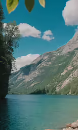 a bench that is sitting on the side of a lake