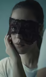 the woman is dressed in a mask to go into a show