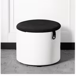 an outdoor ottoman that has a zipper on it