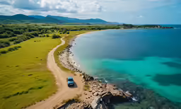 this photo has a road running along the side of the ocean