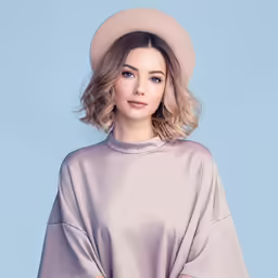 a model in a gray shirt and hat