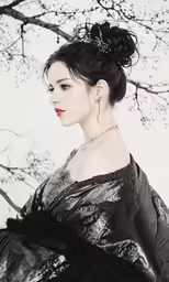 a black dress wearing a chain, earrings, and earrings is worn as a wig and a necklace