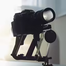 a photo camera that is sitting on top of a tripod