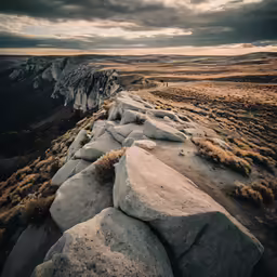 a very nice rocky wall overlooking a cliff