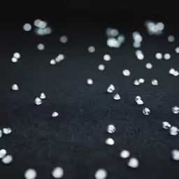 many silver and white diamonds are scattered together