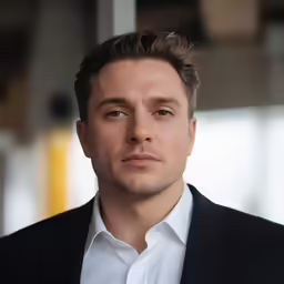 a man with hair styled in a short top