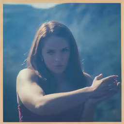 the woman is posing for a photograph with her arms crossed