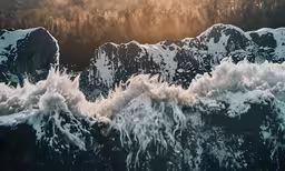 a very close up picture of the mountains with a lot of water in it