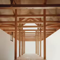 a empty room with an open floor and lots of pillars