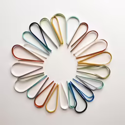the colored paper is arranged in a circle
