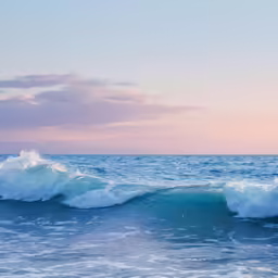 this is a photo of an ocean waves