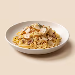 this is a plate with some pasta in it