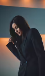 a women who is in a suit with black sleeves