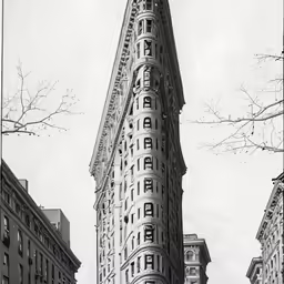the flat iron clock tower in manhattan city