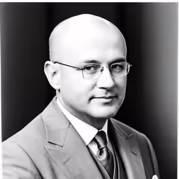 an old photo of a man wearing glasses