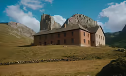 a large house that is in the grass