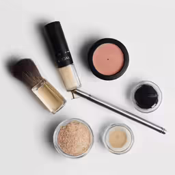 various types of cosmetics, including face powder, powder and highlighter