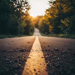 the sun is shining down on the street