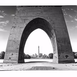 there is a very tall monument in a black and white photo