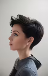 an woman with short hair in front of her head