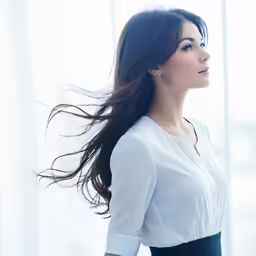 a woman is wearing some kind of shirt