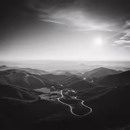 a beautiful view of an out door highway that makes the most use of an overcast sky