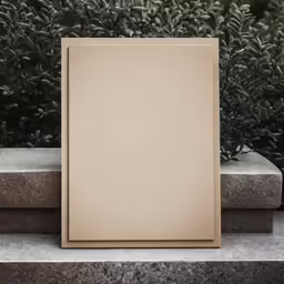 a square vase with no flowers on it