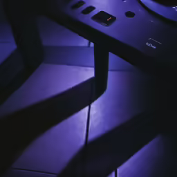 a table that is sitting in the dark